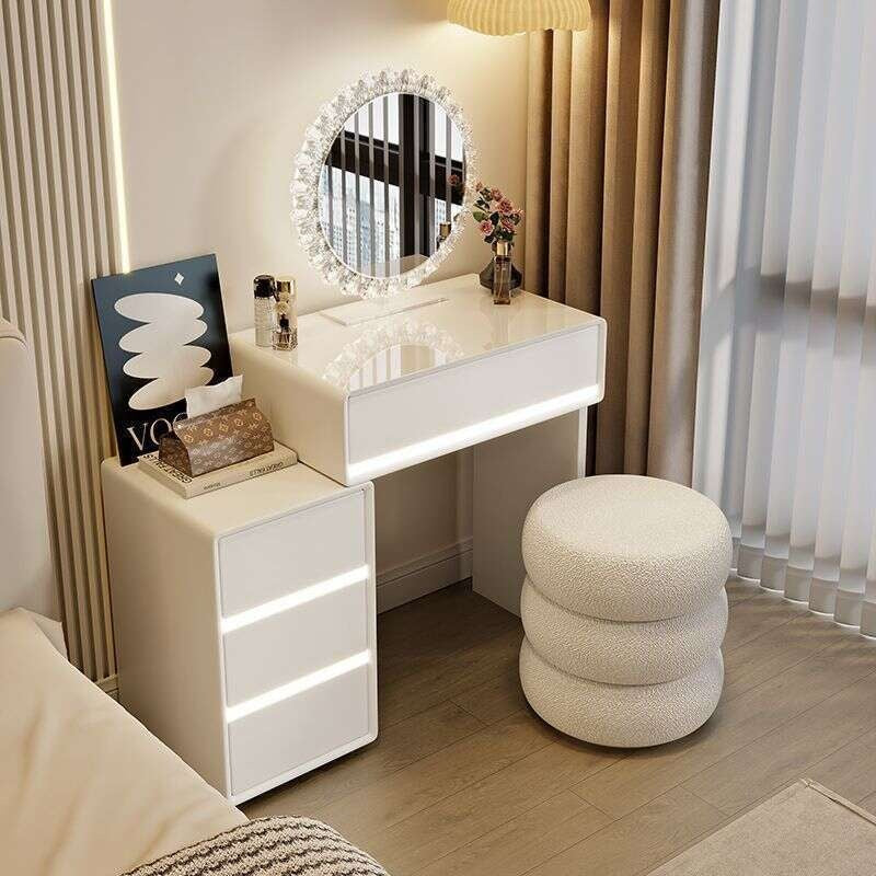 Meja Solek Kayu Asli Bilik Tidur Gaya minimalis moden, warna krim, digunakan di bilik utama. Dengan kabinet laci