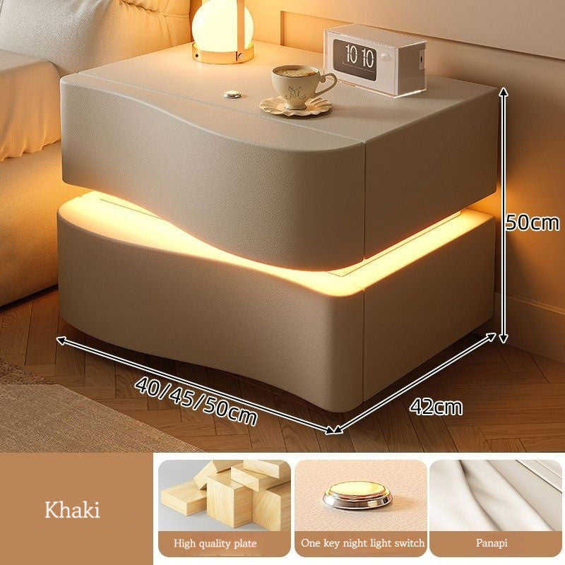 Meja sisi katil yang moden dan ringkas serta tiga rak dengan lampu pelbagai guna dan krim angin.