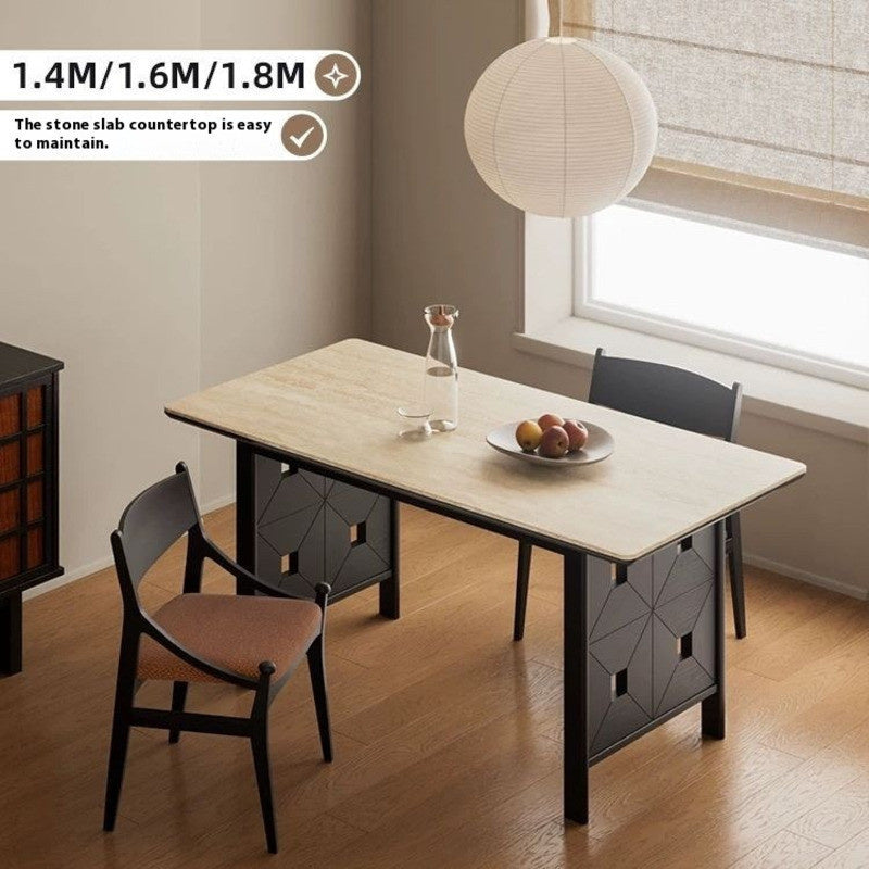 Meja makan premium segi empat sama vila moden. Permukaannya diperbuat daripada kayu dan granit. Gaya mewah untuk kegunaan di rumah.