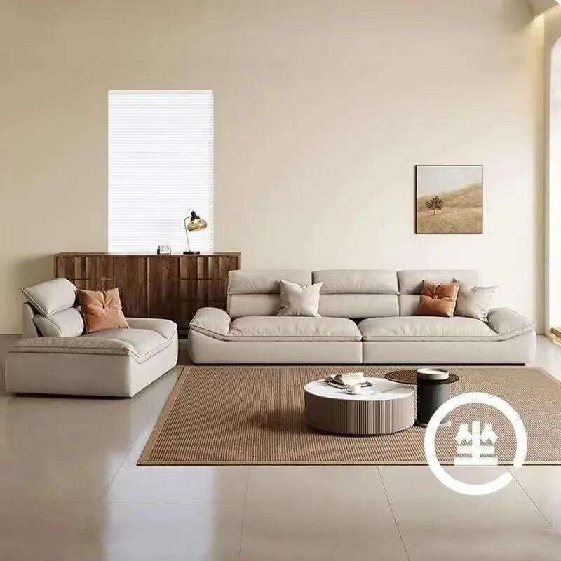 Ruang tamu belayar tinggi, sofa kulit mewah Itali, cahaya